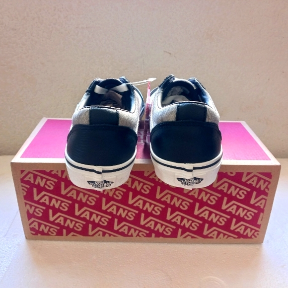 Vans - Picture 3 of 4